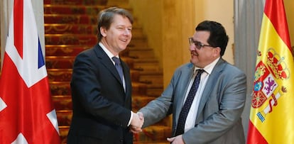 El secretario de Estado para la Unión Europea, Luis Marco Aguiriano (d), y el subsecretario de Estado del Departamento británico para la salida de la Unión Europea, Robin Walker (i), durante la firma del Acuerdo entre el Reino de España y el Reino Unido de Gran Bretaña e Irlanda del Norte sobre la participación en determinadas elecciones de nacionales de cada país