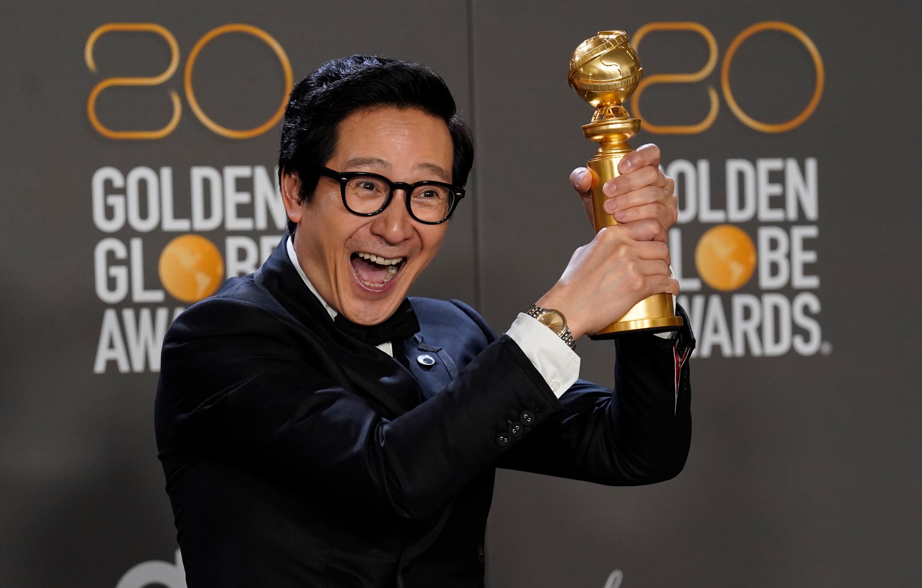 Ke Huy Quan, con su Globo de Oro a mejor actor secundario por 'Todo a la vez en todas partes', el pasado 10 de enero.