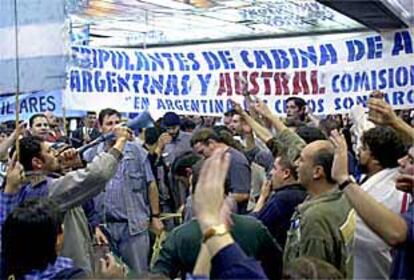 Trabajadores de Aerolíneas invadieron el martes las pistas del aeropuerto Jorge Newbery de Buenos Aires.