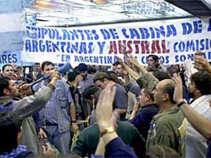 Trabajadores de Aerolíneas invadieron el martes las pistas del aeropuerto Jorge Newbery de Buenos Aires.
