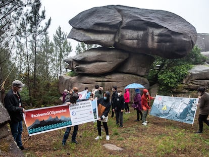 Activistas protestan en la piedra de “A Cascuda”, en el monte de Pasarela, contra la instalación de parques eólicos cerca de esta zona de especial conservación en Vimianzo (A Coruña), el pasado 20 de mayo.