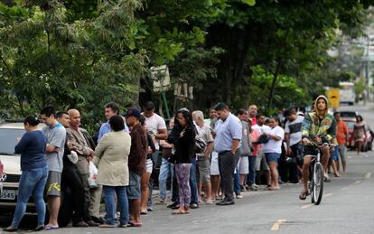 Fila para votar no primeiro turno das elei&ccedil;&otilde;es municipais, no Rio de Janeiro.