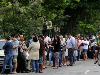 Fila para votar no primeiro turno das elei&ccedil;&otilde;es municipais, no Rio de Janeiro.