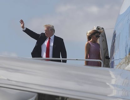 Donald y Melania Trump embarcan en el avión presidencial tras su estancia en Mar-a-Lago, el pasado domingo.