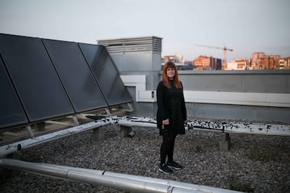 Verónica González, una de las vecinas del bloque de L'Hospitalet que se queja por la falta de mantenimiento del edificio.