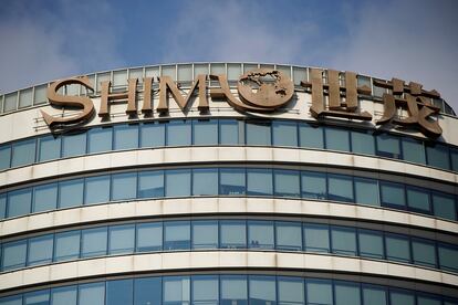 El logotipo de Shimao Group sobre la fachada de la Torre de Shimao en Pekín, China.