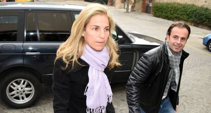 La ex tenista Arantxa Sánchez Vicario y Josep Santacana en el entierro de Emilio Sánchez en Barcelona en 2016.