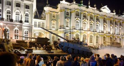 Unos tanques rusos, durante un desfile militar, este lunes en San Petersburgo.