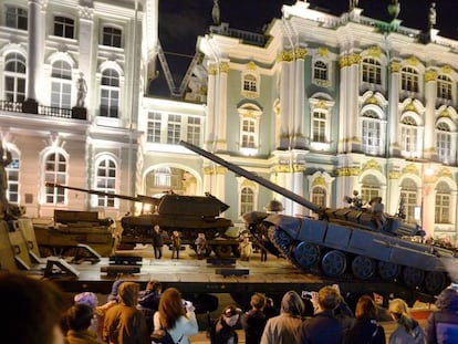 Unos tanques rusos, durante un desfile militar, este lunes en San Petersburgo.