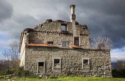 Felipe II adquirió la finca Monesterio junto con la de Campillo al duque de Maqueda por 40.000 ducados tras largas negociaciones, según relata un tomo de la publicación Arquitectura y desarrollo urbano, editado por la Comunidad de Madrid en 1998.