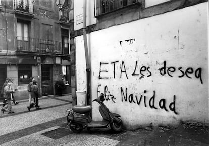 "ETA deseja-lhes feliz natal', diz um grafite em muro em San Sebastián, no fim de 1993.