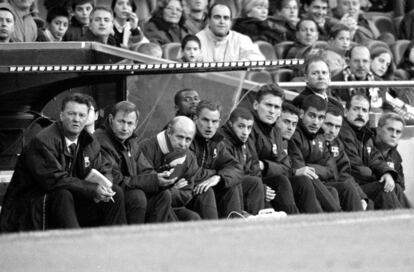 2000. Van Gaal, el preparador de porters Frank Hoek, el fisioterapeuta Ángel Mur, els jugadors Ronald de Boer, Bogarde, Simao, Hesp, Luis Enrique, Josep Guardiola, Sergi, l'assistent Josep María Corbella i el fisioterapeuta Ferran Armedo.