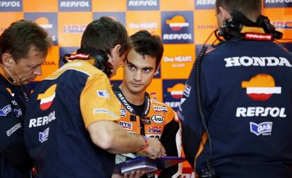 Pedrosa habla con los mecánicos de Honda en Alcañiz.