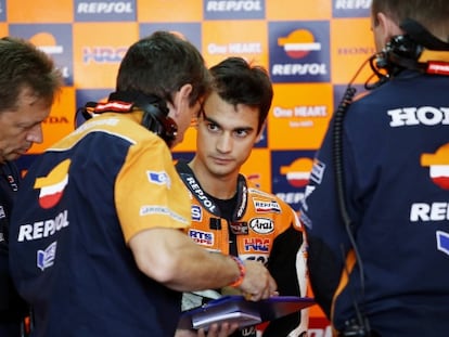 Pedrosa habla con los mecánicos de Honda en Alcañiz.