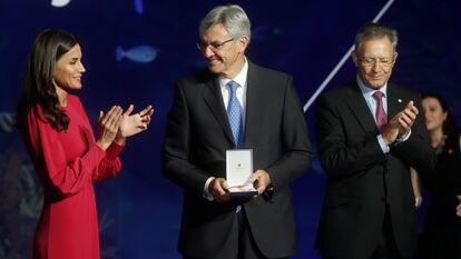 La reina Letizia ha entregado este miércoles las condecoraciones de Cruz Roja 2022 en una gala celebrada en L'Oceanogràfic de Valencia.  En la imagen, con el presidente de la Fundación SERES, Fernando Ruiz, uno de los premiados, y el presidente de la organización humanitaria, Javier Senent (a la derecha).