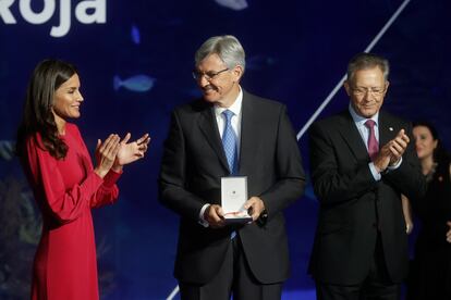 La reina Letizia ha entregado este miércoles las condecoraciones de Cruz Roja 2022 en una gala celebrada en L'Oceanogràfic de Valencia.  En la imagen, con el presidente de la Fundación SERES, Fernando Ruiz, uno de los premiados, y el presidente de la organización humanitaria, Javier Senent (a la derecha).