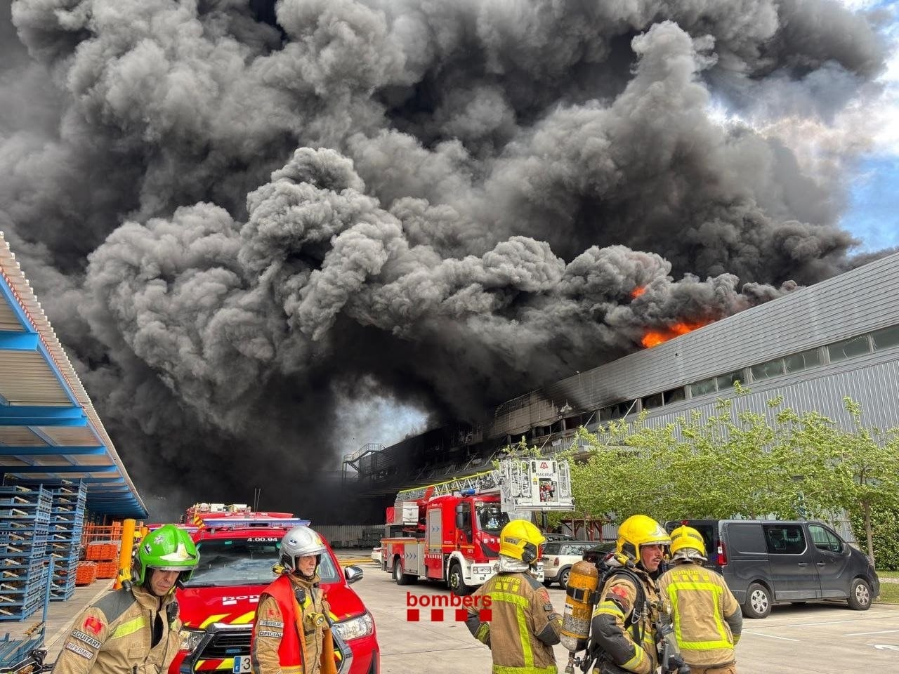 Controlado el incendio en la nave industrial de Honda en Santa Perpètua (Barcelona)
