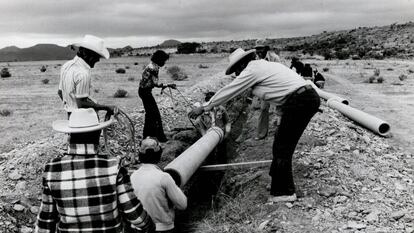 Construcción de un sistema de irrigación en Aguas Calientes, México, 1979.