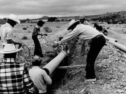 Construcción de un sistema de irrigación en Aguas Calientes, México, 1979.