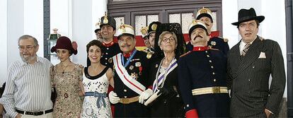 José Luis García Sánchez, Carolina Lapausa, Adriana Ozores, Juan Luis Galiardo, Pilar Bardem, Juan Diego y Pepe Quero, durante el rodaje de <i>Martes de carnaval</i>.