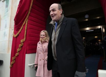 El cantante James Taylor y su esposa Kim llegan a la ceremonia.