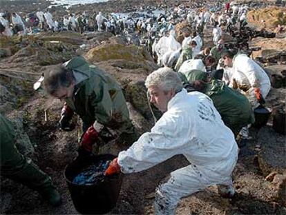 Cientos de voluntarios retiraban ayer el fuel del <b><i>Prestige</b></i> de la costa de O Grove, al norte de Pontevedra.