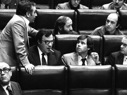 Nicolás Redondo, de pie, junto a Peces-Barba y Felipe González. Detrás, Ciriaco de Vicente y Joaquín Almunia. En primer término a la izquierda, Calvo-Sotelo, en 1979.