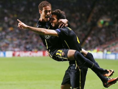 Neymar celebra con Cesc el gol de la victoria. 