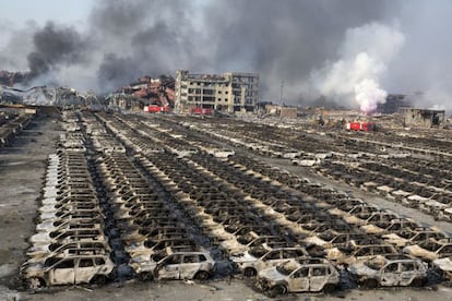 Coches afectados por la explosión en las cercanías del puerto de mercancías de Tianjin, el décimo hasta ahora en importancia en todo el mundo.