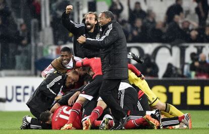 Jugadores y cuerpo técnico del Benfica festejan llegar a la final.