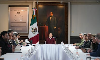 Claudia Sheinbaum en una reunión con integrantes del Gabinete Legal y Ampliado del Gobierno de México, en Palacio Nacional.