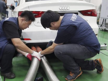 Varios inspectores del Instituto Nacional de Investigaci&oacute;n Medioambiental realizan un test de emisiones en un coche de la firma Audi en Incheon, al oeste de Se&uacute;l (Corea del Sur).