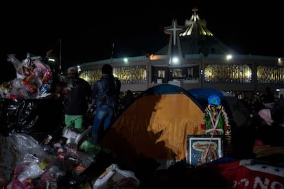 Millones de peregrinos acampan en la Basílica de Guadalupe, en Ciudad de México.