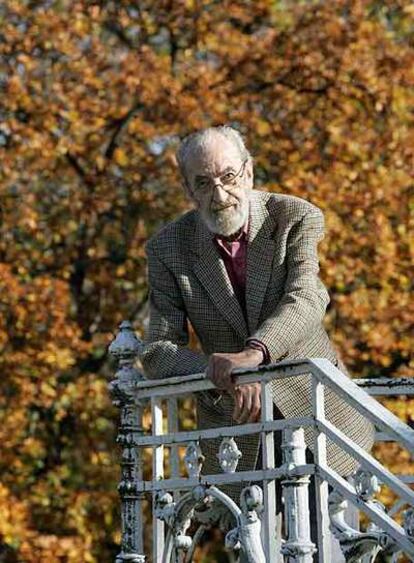 Ángel González, en una imagen tomada en Oviedo en diciembre de 2007.