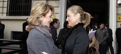 Esperanza Aguirre y Cristina Cifuentes en la toma de posesi&oacute;n de la segunda como delegada del Gobierno en 2012.