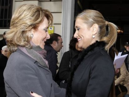 Esperanza Aguirre y Cristina Cifuentes en la toma de posesi&oacute;n de la segunda como delegada del Gobierno en 2012.