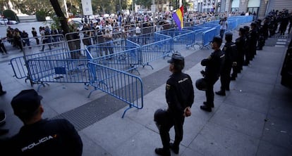 Agentes antidisturbios de la Polic&iacute;a Nacional .