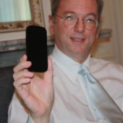 Eric Schmidt muestra el nuevo teléfono de Google.