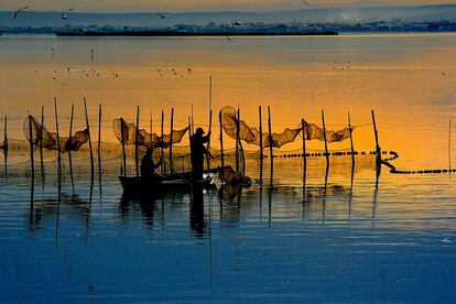 Artes tradicionales de pesca en La Albufera (Valencia), un parque natural con más de 21.000 hectáreas de superficie protegida y con una variedad importante de fauna y flora.