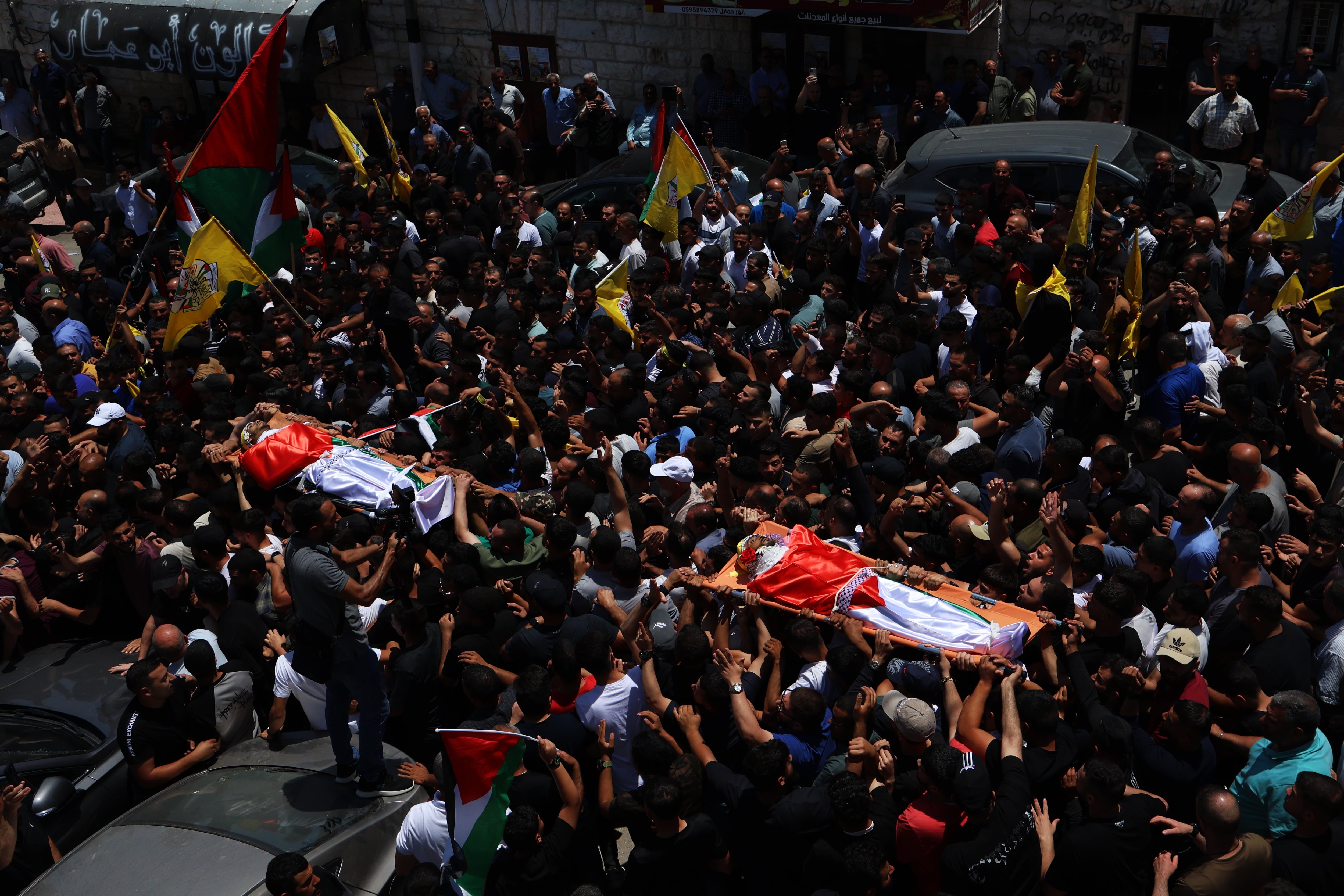 Los cuerpos de dos de los tres muertos a manos de soldados israelíes en Kafar Malek (Cisjordania), portados por decenas de personas.
