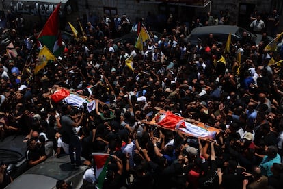 Los cuerpos de dos de los tres muertos a manos de soldados israelíes en Kafar Malek (Cisjordania), portados por decenas de personas.