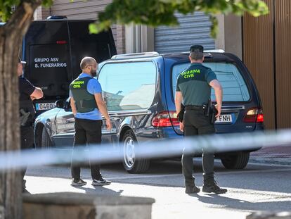 Agentes de la Guardia Civil, este lunes frente a la vivienda de Huétor Tájar (Granada) en la que un hombre ha matado presuntamente a sus dos nietos y después se ha suicidado.