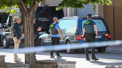 Agentes de la Guardia Civil, este lunes frente a la vivienda de Huétor Tájar (Granada) en la que un hombre ha matado presuntamente a sus dos nietos y después se ha suicidado.