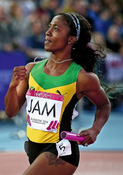 La atleta jamaicana, campeona mundial y olímpica en 100 metros en Berlín, Moscú, Londres y Pekín, tiene ante sí el reto de conseguir el tercer oro olímpico consecutivo en los próximos Juegos de Río, en 2016. Si lo logra, sería la primera mujer en alcanzar semejante marca. “Es una sensación increíble saberme la mujer más rápida del planeta. Porque hay muchas que se dedican a esto. Es alucinante verme en lo más alto. Además, siento que mi carrera deportiva es buena para mi país y que sirve de inspiración para otras personas. Si me preguntas por el momento más feliz como atleta, sin duda tengo que decirte que ganar las medallas de oro olímpicas. El sentimiento de colgártelas en el cuello es indescriptible, conociendo todo el trabajo que implica, saber que tu nombre entra en la historia junto a otras grandísimas corredoras como Florence Griffith. Me encantaría batir su récord alguna vez [con 10,49 ostenta la mejor marca desde 1988, por 10,70 que tiene Frazer-Pryce], ¡pero no sé si podré! Tampoco me quita el sueño, trabajo sobre todo por batir mi propio tiempo. Siento que soy una embajadora de Jamaica en el mundo: es algo que nunca pedí, que me llegó. No tengo presión por ello, pero sí ambiciono siempre ganar para podérselo ofrecer a todo el país. Las mujeres no tenemos las mismas oportunidades que los hombres, por supuesto que no. Pienso que merecemos el mismo apoyo. Tenemos que trabajar muy duro. En mi caso, en el de Jamaica, no puedo quejarme. Creo que soy tratada igual que, por ejemplo, Usain Bolt”.