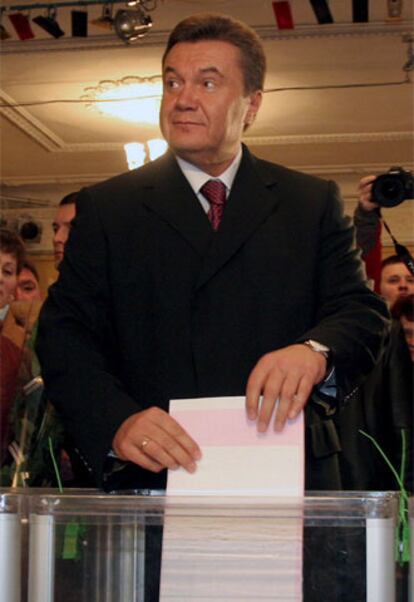 El ex primer ministro de Ucrania, Víctor Yanukóvich, vota en Kiev.