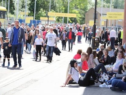 Decenas de personas hacen cola ante el Estado deCricket de Old Trafford.