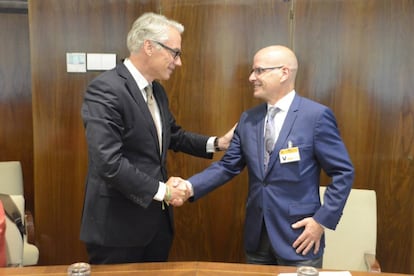 Marc Pereira (izquierda), vicepresidente de Energía de Alcoa, estrecha la mano con Rudiger Terhost (derecha), socio director del fondo Parter.