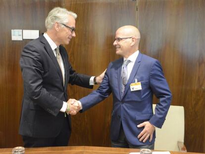 Marc Pereira (izquierda), vicepresidente de Energía de Alcoa, estrecha la mano con Rudiger Terhost (derecha), socio director del fondo Parter.