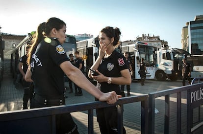 Dos mujeres policía en la plaza Taksim. En este lugar se iniciaron las prostestas de la 'primavera turca' de 2013.