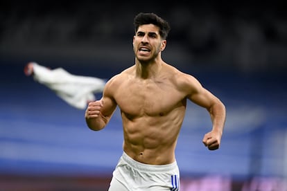 El jugador del Real Madrid Marco Asensio celebra su gol ante el Granada durante el partido del 6 de febrero de 2022.